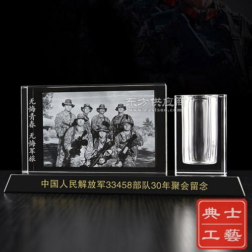 陆军部队老兵退伍留念礼品定制 实木金箔退伍纪念摆件制作厂家